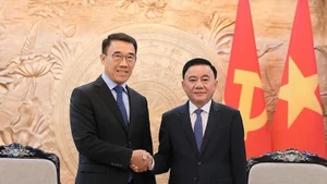 Thường trực Ban Bí thư Trần Cẩm Tú tiếp Quyền Trưởng Ban Đối ngoại Trung ương Đảng Nhân dân Cách mạng Lào Bounleua Phandanouvong. (Ảnh: AN ĐĂNG/TTXVN)