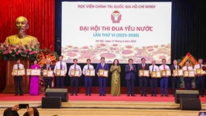 Đồng chí Nguyễn Xuân Thắng, Ủy viên Bộ Chính trị, Giám đốc Học viện Chính trị quốc gia Hồ Chí Minh, Chủ tịch Hội đồng Lý luận Trung ương và đồng chí Võ Thị Ánh Xuân, Ủy viên Trung ương Đảng, Phó Chủ tịch nước, Phó Chủ tịch thứ nhất Hội đồng Thi đua - Khen thưởng Trung ương tặng bằng khen biểu dương, tôn vinh các cá nhân điển hình tiên tiến. (Ảnh: DUY LINH)