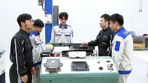 Sinh viên thực hành công nghệ trong chương trình liên kết doanh nghiệp tại Trường cao đẳng Cơ điện Hà Nội.