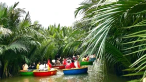 Sự hình thành của những không gian văn hóa lớn sau sáp nhập đơn vị hành chính giúp tạo đà cho du lịch phát triển. Trong ảnh: Du khách trải nghiệm rừng dừa 7 mẫu ở Hội An.