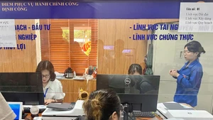 Người dân làm thủ tục chứng thực tại phường Định Công, Hà Nội.