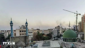 Khói bốc lên sau cuộc tấn công của Israel tại Tehran, Iran, ngày 17/6/2025. (Ảnh: THX/TTXVN)