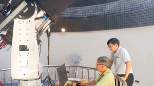 Các nhà khoa học vận hành kính thiên văn quang học tại Trung tâm Khám phá khoa học và Đổi mới sáng tạo. (Ảnh: Lương Tùng, Vĩnh Đạt)