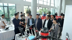 Giới thiệu sản phẩm công nghệ cao tại sự kiện kết nối cung, cầu công nghệ ở Khu công nghệ cao Hòa Lạc. (Ảnh: ĐĂNG KHOA)