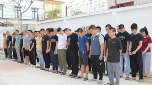 Các đối tượng trong đường dây lừa đảo bị bắt giữ. (Ảnh: CANA)