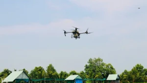 Sử dụng thiết bị bay không người lái (drone) phun thuốc bảo vệ thực vật tại huyện Tháp Mười, tỉnh Đồng Tháp. (Ảnh: MINH ANH)