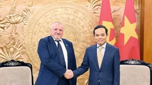 Bí thư Trung ương Đảng, Trưởng Ban Chính sách, Chiến lược Trung ương Trần Lưu Quang tiếp Chủ tịch Đảng Xã hội Hungary Imre Komjáthi. (Ảnh: Minh Đức/TTXVN)