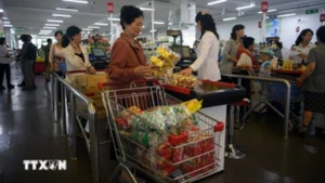 Người dân mua hàng hóa trong siêu thị tại Bình Nhưỡng, Triều Tiên. (Ảnh: AFP/TTXVN)