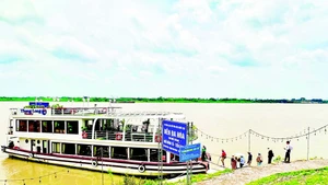 Tour đường sông kết nối Hà Nội-Hưng Yên là một trong những sản phẩm công nghiệp văn hóa phát huy hiệu quả.