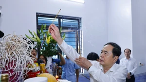 Chủ tịch Quốc hội Trần Thanh Mẫn dâng hương tưởng nhớ các liệt sĩ là chồng và con của Mẹ Việt Nam Anh hùng Tạ Thị Trần. (Ảnh: Doãn Tấn/TTXVN)