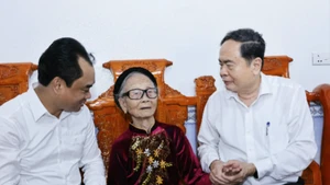 Chủ tịch Quốc hội Trần Thanh Mẫn thăm và tặng quà Mẹ Tạ Thị Trần. (Ảnh: TTXVN)