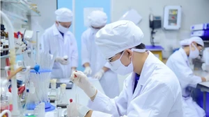 Nghiên cứu khoa học tại Trường đại học Khoa học và Công nghệ Hà Nội, Viện Hàn lâm Khoa học và Công nghệ Việt Nam. (Ảnh USTH)