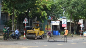 Dù mới làm xong nhưng tình trạng hỏng - vá diễn ra như một điệp khúc trên quốc lộ 19 đoạn qua xã Mang Yang, và Đắk Đoa tỉnh Gia Lai.