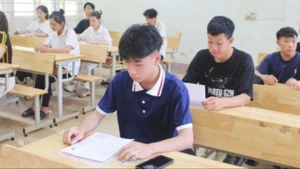 Thí sinh Trường THPT Lương Ngọc Quyến, thành phố Thái Nguyên làm thủ tục thi và học quy chế thi.