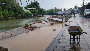 Hiện trường sạt lở bờ sông Thơm Rơm (quận Thốt Nốt) gây thiệt hại 4 nhà dân.