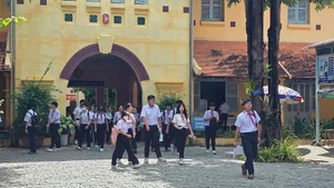 Thí sinh trong ngày đầu dự thi vào trường Trung học phổ thông Châu Văn Liêm, quận Ninh Kiều, thành phố Cần Thơ. Ảnh PHẠM ĐỖ