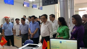 Chủ tịch Quốc hội Trần Thanh Mẫn và lãnh đạo thành phố Cần Thơ kiểm tra hoạt động Trung tâm phục vụ hành chính công thành phố.
