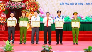 Lãnh đạo thành phố Cần Thơ trao bằng khen cho các tập thể, cá nhân tiêu biểu.