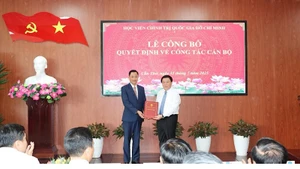 Đồng chí Nguyễn Xuân Thắng trao quyết định bổ nhiệm cán bộ tại buổi lễ.