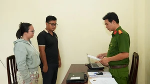 Công an Cần Thơ đọc lệnh khởi tố 2 đối tượng.