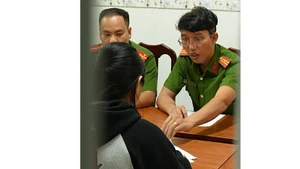 Nữ sinh bị "bắt cóc online" sau khi được giải cứu trình bày vụ việc với công an. (Ảnh: Công an Cần Thơ)