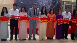 Lãnh đạo thành phố Cần Thơ và Tổng Lãnh sự Vương quốc Hà Lan tại Thành phố Hồ Chí Minh cắt băng khai mạc triển lãm.