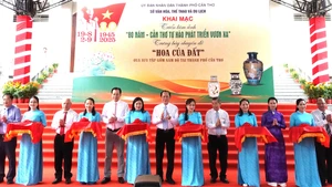 Các đại biểu cắt băng khai mạc triển lãm ảnh.