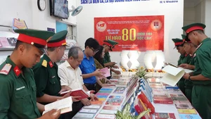 Cán bộ, chiến sĩ tham quan triển lãm sách.