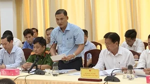 Lãnh đạo Sở Tài chính Cần Thơ trả lời tại buổi họp báo.