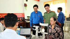 Bác sĩ khám mắt cho người dân xã Hỏa Lựu.