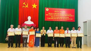 Phó Chủ tịch Ủy ban nhân dân thành phố Cần Thơ Nguyễn Thị Ngọc Điệp (ở giữa) trao Bằng khen cho tập thể có nhiều đóng góp trong hỗ trợ nạn nhân da cam/dioxin.