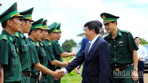 Đồng chí Y Thanh Hà Niê Kđăm, Ủy viên Trung ương Đảng, Bí thư Tỉnh ủy Lâm Đồng đến thăm Trạm Cửa khẩu Đắk Peur, xã Thuận An. 
