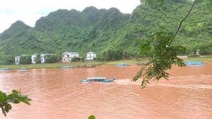 Thuyền chở khách tham quan động Phong Nha khi sông Son còn đỏ nặng màu phù sa sau bão số 5.