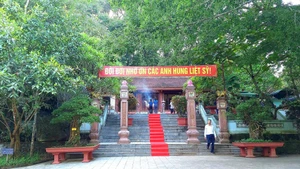 Đền tưởng niệm Anh hùng liệt sĩ đường 20 Quyết thắng (còn gọi là hang Tám thanh xung phong).