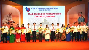 Các đồng chí lãnh đạo tỉnh Quảng Bình trao giải A cho các tác giả đoạt giải.