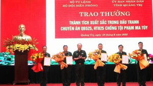 Trung tướng Nguyễn Anh Tuấn, Bí thư Đảng ủy, Chính ủy Bộ đội Biên phòng trao thưởng cho các tập thể có thành xuất sắc trong thực hiện 2 chuyên án về tội phạm ma túy