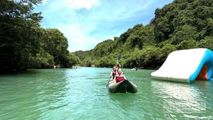 Du khách chèo SUP trên sông Chày. (Ảnh: Hằng Mỹ)