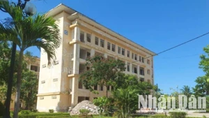 Khu giảng đường dãy nhà C của Trường Đại học Quảng Bình đang được cải tạo thành nhà công vụ.