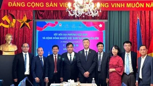 Đoàn công tác tỉnh Quảng Bình chụp ảnh lưu niệm với Đại sứ Việt Nam tại Cộng hòa Séc. (Ảnh: Thái An)