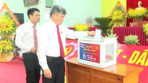 Lãnh đạo xã Nam Trạch thực hiện ủng hộ nhân dân Cuba tại phiên đại hội trù bị của Đảng bộ xã trong chiều nay 21/8.