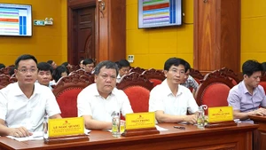 Các đồng chí lãnh đạo tỉnh dự hội nghị tại điểm cầu Quảng Bình. (Ảnh: QV)
