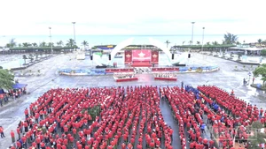 Dù đầu giờ có mưa to nhưng không khí của Chương trình tại trung tâm tỉnh Quảng Trị không vì thế mà kém sôi nổi, hào hứng.