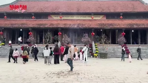 [Video] Hàng nghìn người đi lễ cầu an tại Phủ Tây Hồ dịp đầu xuân