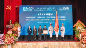 Trường Quản trị và Kinh doanh (HSB), Đại học Quốc gia Hà Nội đón nhận Huân chương Lao động hạng Nhì do Chủ tịch nước trao tặng.