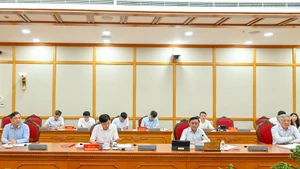 Thường trực Ban Bí thư Trần Cẩm Tú, Phó Thủ tướng Thường trực Nguyễn Hòa Bình, Chủ nhiệm Ủy ban Kiểm tra Trung ương Nguyễn Duy Ngọc, Chánh Văn phòng Trung ương Đảng Phạm Gia Túc cùng các đại biểu tại cuộc làm việc với Ban Thường vụ Tỉnh ủy Ninh Bình.