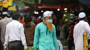 Người dân đeo khẩu trang tại một khu chợ tạm ở Dhaka, Bangladesh. (Ảnh minh họa: Tân Hoa xã)