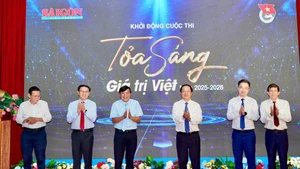 Các đại biểu thực hiện nghi thức phát động cuộc thi Toả sáng giá trị Việt năm 2025-2026.