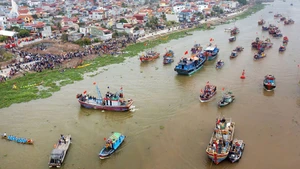 Tàu thuyền ra vào tấp nập trên sông Diêm Hộ, thị trấn Diêm Điền.