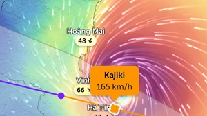 Đường đi của bão số 5 lúc 14 giờ 30 phút. (Ảnh: Zoom Earth)