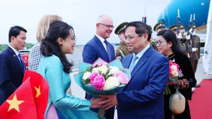 Cán bộ, nhân viên Đại sứ quán Việt Nam tại Estonia đón Thủ tướng Phạm Minh Chính và Phu nhân. Ảnh: TTXVN 